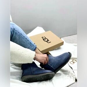 Never Worn UGG Navy Classic Mini ll Suede Leather Fur Boots Size 8